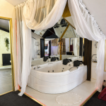 Deluxe room PINK 10 cu jacuzzi